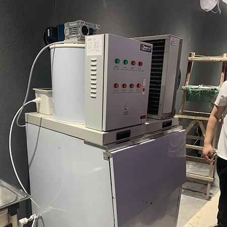 300公斤片冰機(jī)交付鄭州某海鮮超市使用